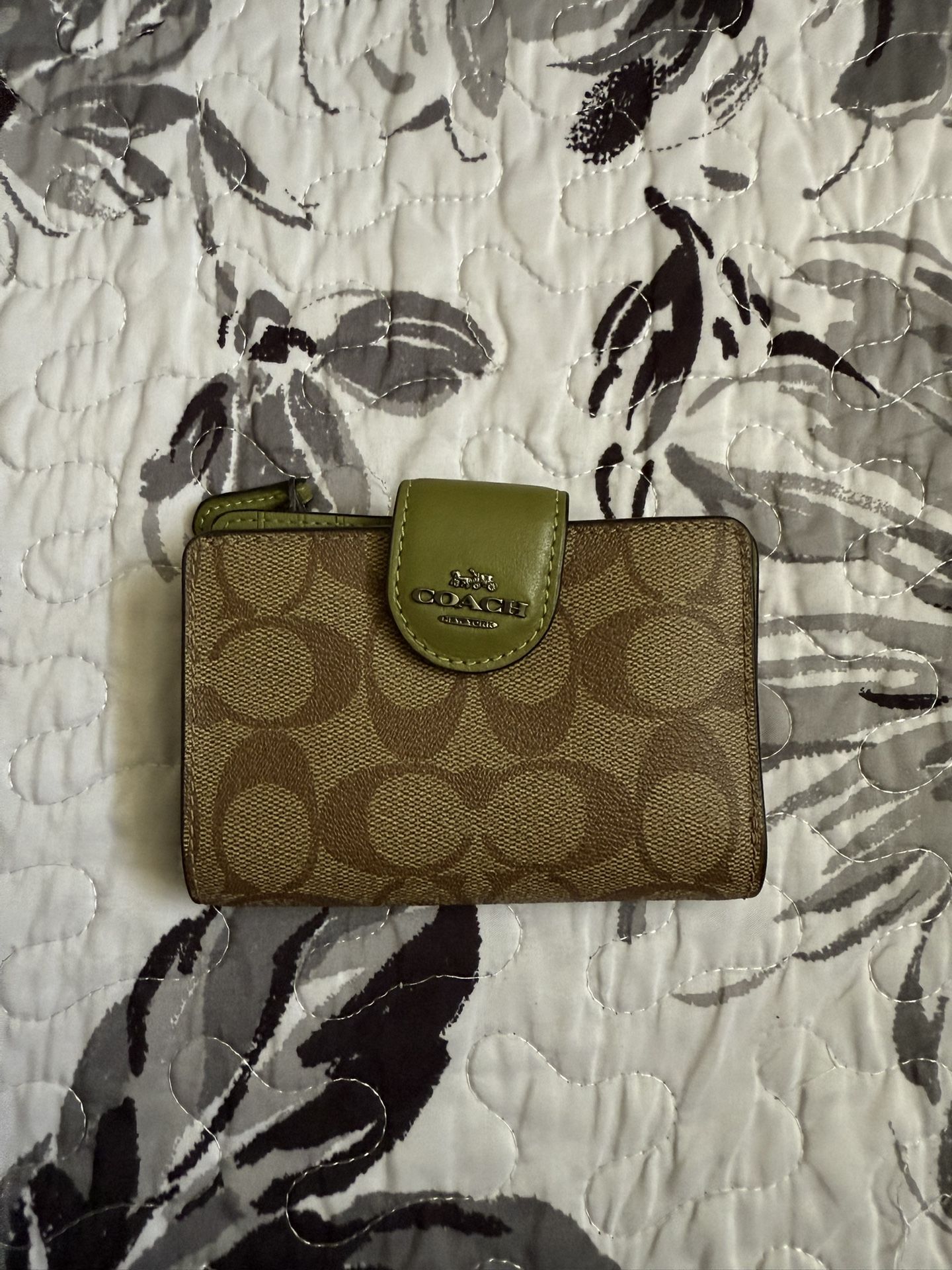 Medium Corner Zip Wallet