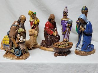 Vintage 8 Piece Nativity Set.