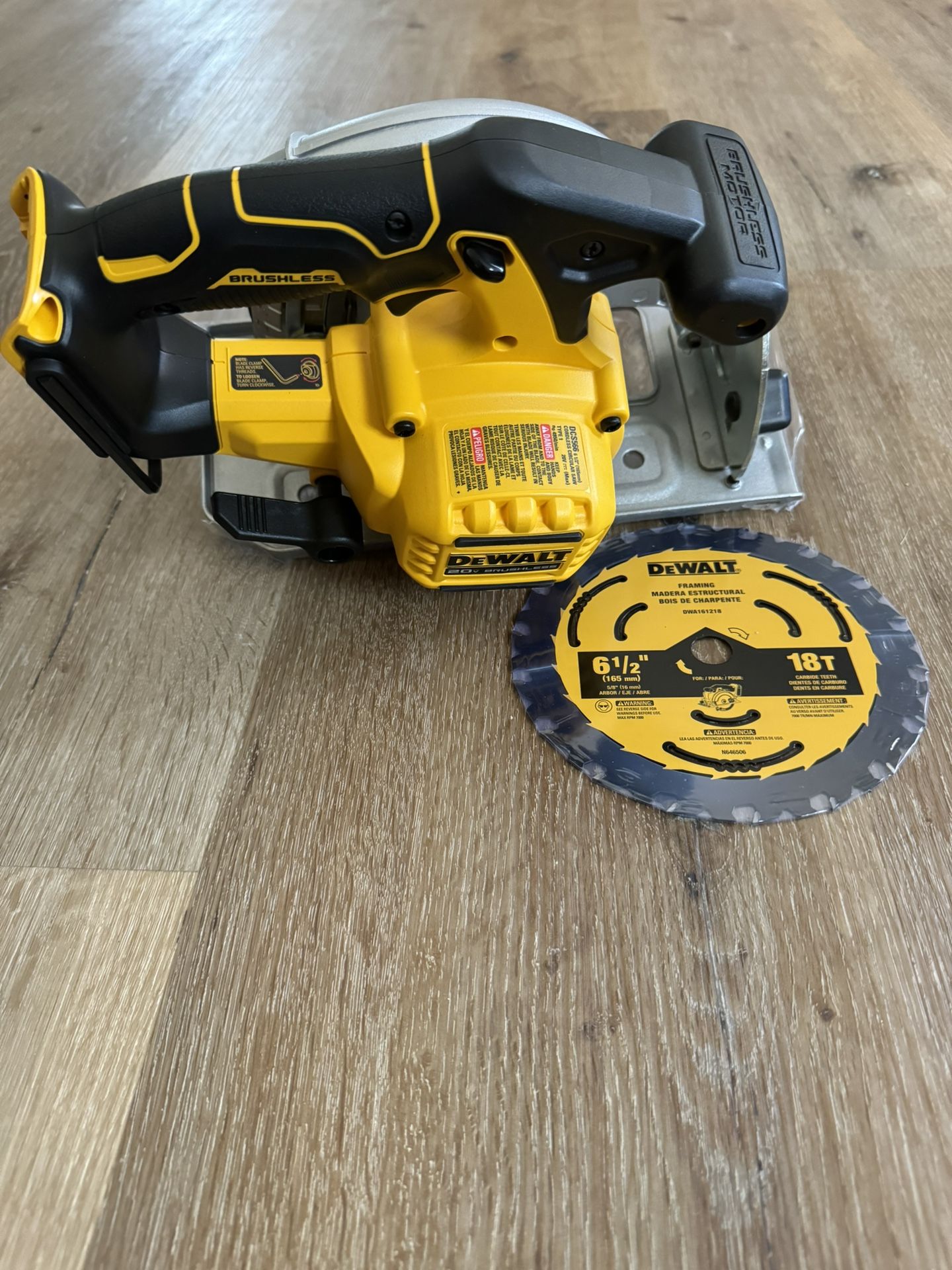 DEWALT Brushless Circular Saw 20-Volt MAX 6-1/2 in