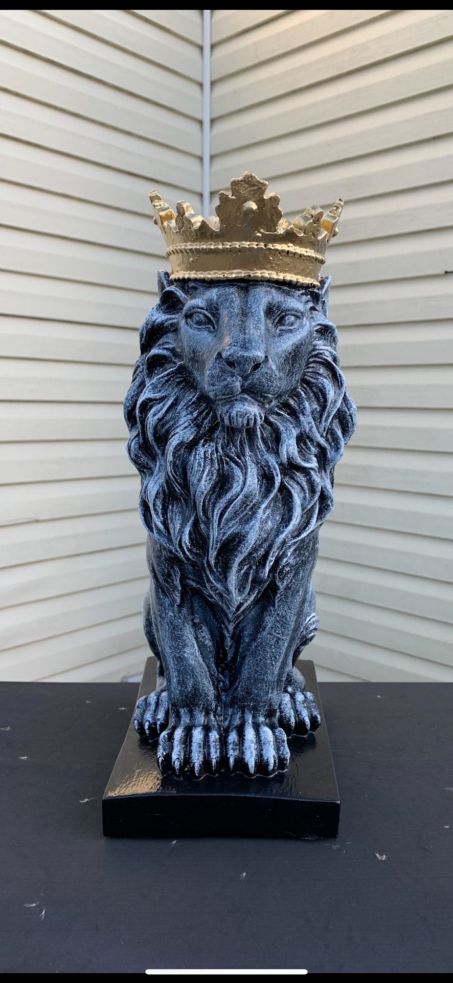 Gold crown lion statue