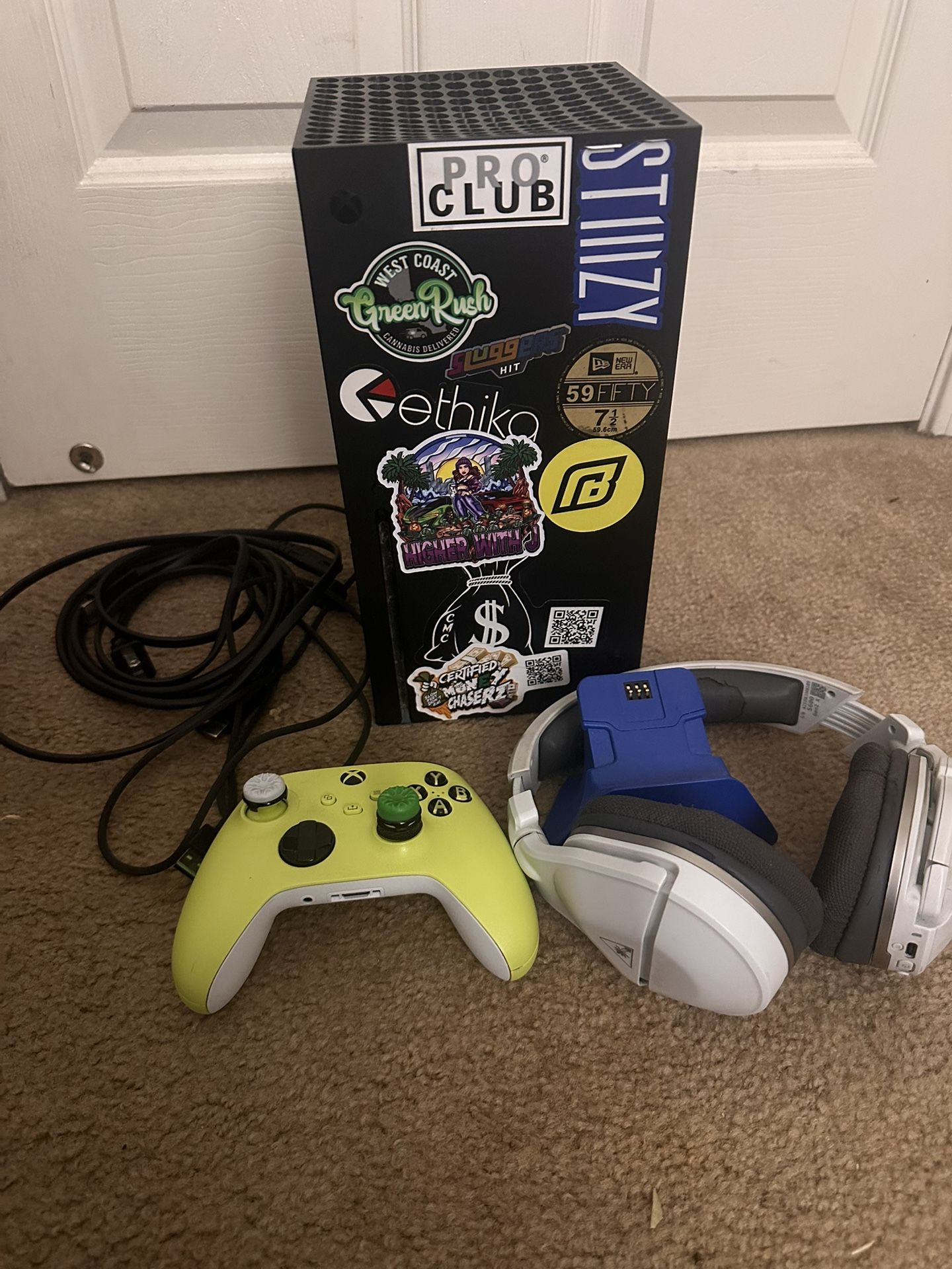 Xbox Series X w/green Xbox Series X Controller And Rechargeable Razor Dock With Rechargeable Battery And Turtle Beach Headset