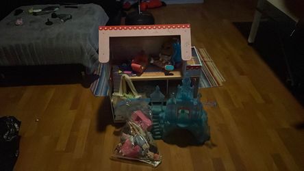 Awesome under 8 year olds houses & BARBIE DOLLS &’a lot more