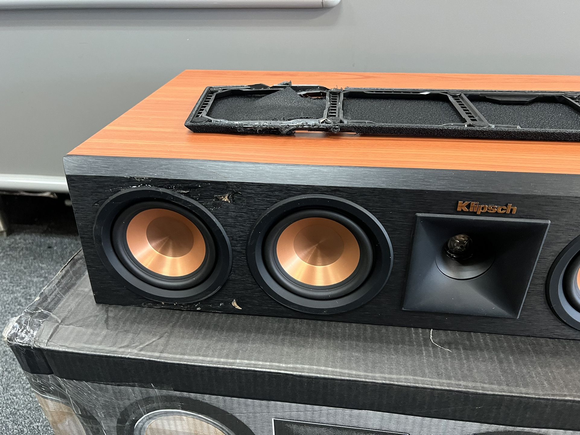 Klipsch RP440C Center Speaker in Cherry for Sale in Placentia, CA