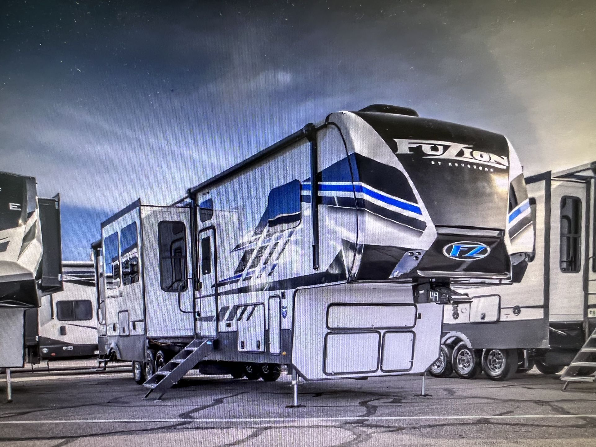 2022 FUZION 419  TOYHAULER 