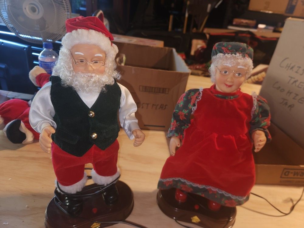 Singing Santa And Mrs Claus