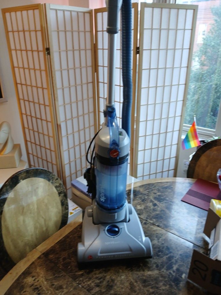 Hoover Sprint Quick Vac UH20040 Vacuum Cleaner
This Hoover Sprint Quick Vac UH20040 Vacuum Cleaner is a powerful cleaning tool that can handle multi
