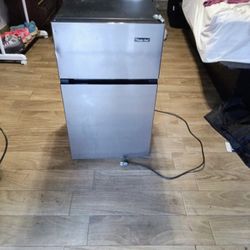 Magic Chef Mini Fridge 
