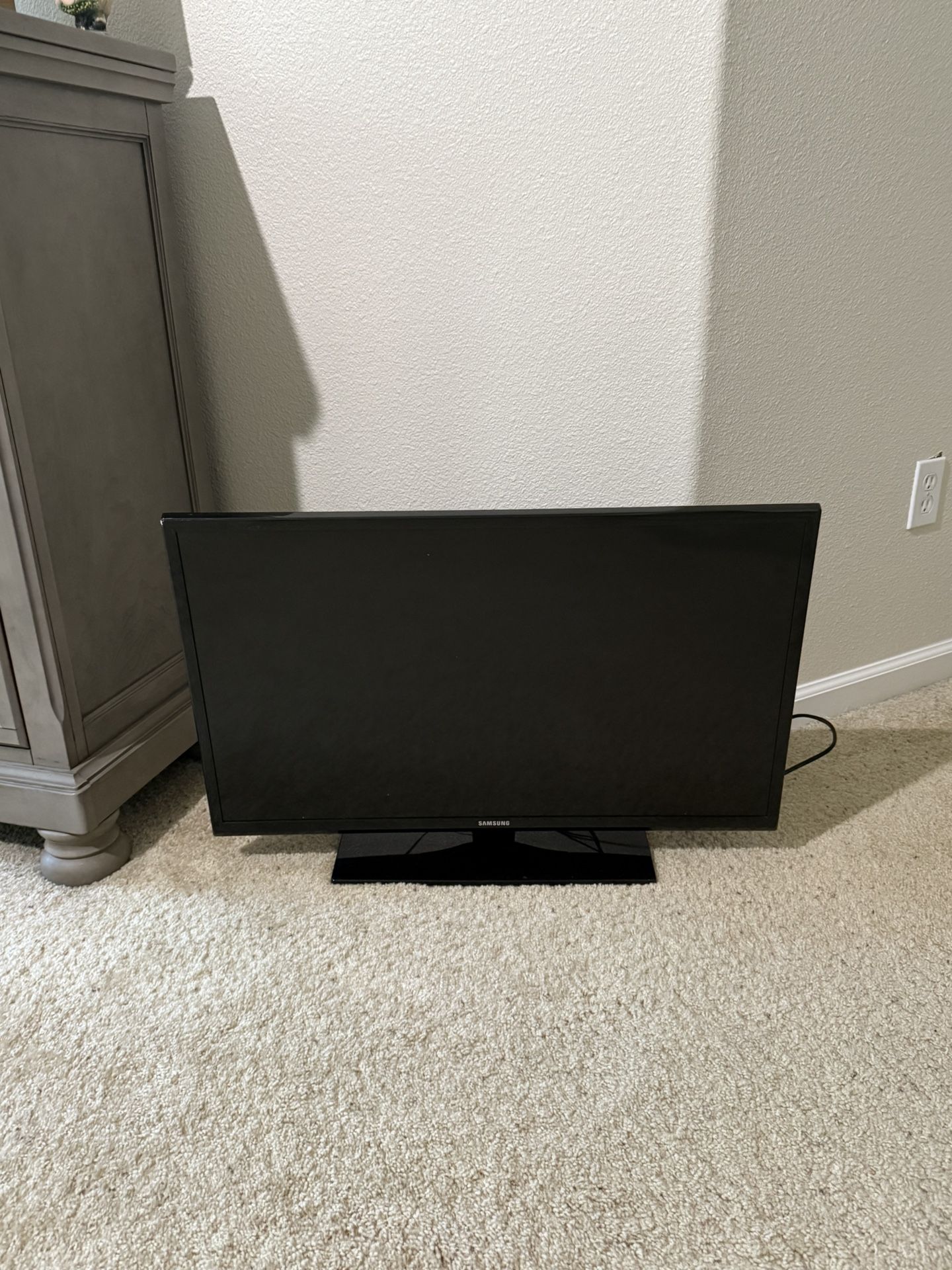 32in TV Samsung With Remote