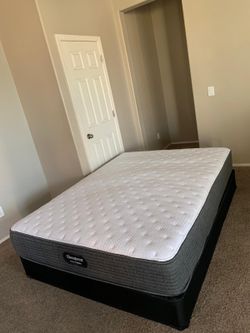 QUEEN BEAUTYREST PRESSURESMART MATTRESS AND FREE BOX SPRING