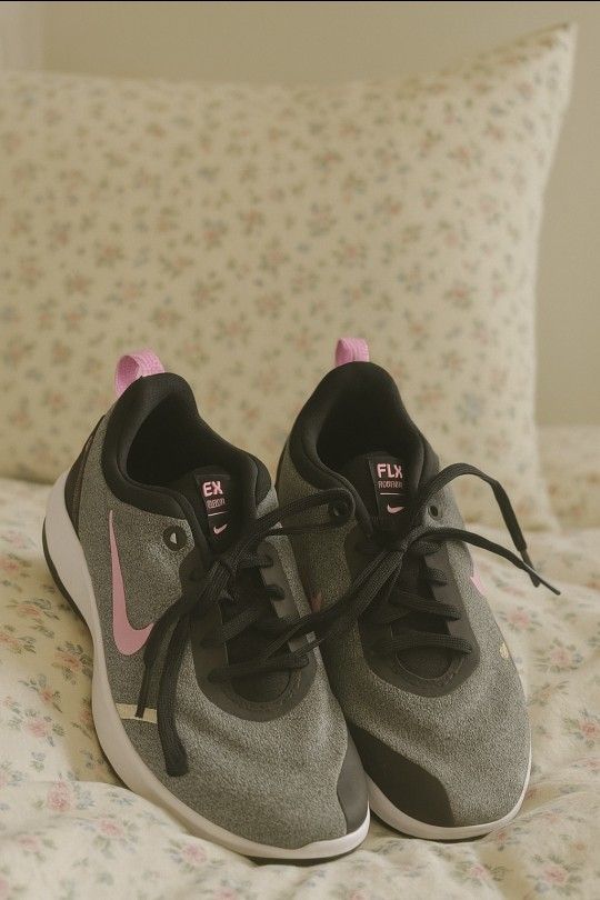 Brand New Nike Experience 8's Size 7.5