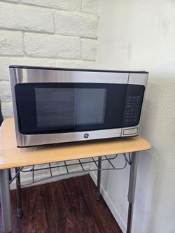 GE MICROWAVE 1.1CU.FT 950W