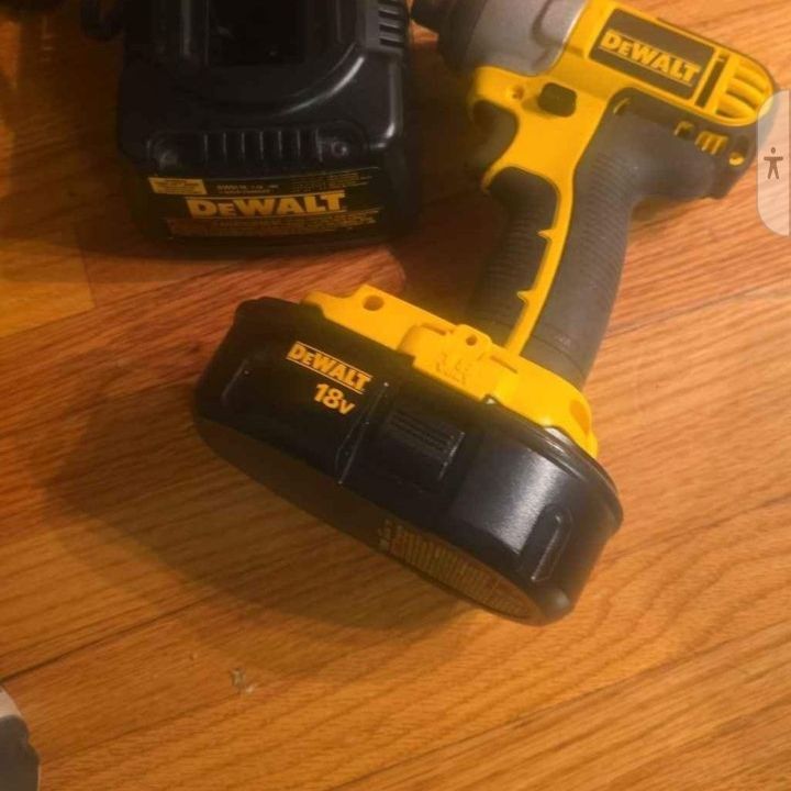 Dewalt DC825 1 4 inch impact driver with 18v battery and charger for Sale in Hopkins MN OfferUp