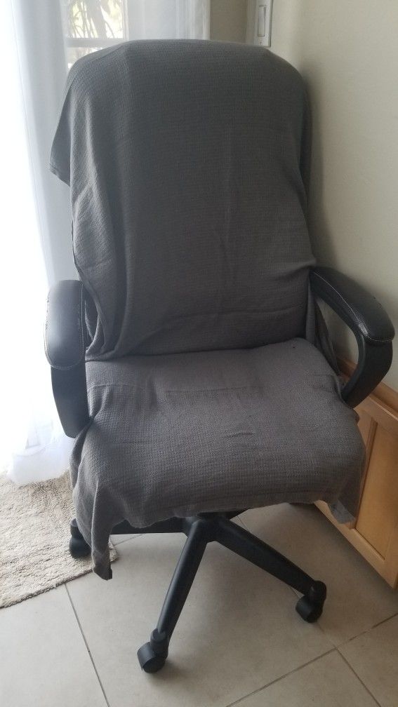Pleather Office Chair - WORKS PERFECTLY!