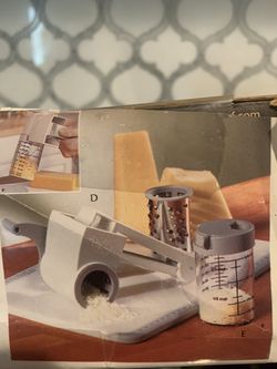 New PAMPERED CHEF Deluxe Cheese Grater & Grate Container Thumbnail