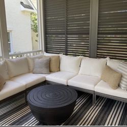 Like New Crate And Barrel 5x8 Hesper Indoor/Outdoor Rug