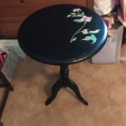 Beautiful !  Vintage Black Wooden Pedestal Round Table With Pretty Painted Flowers 
