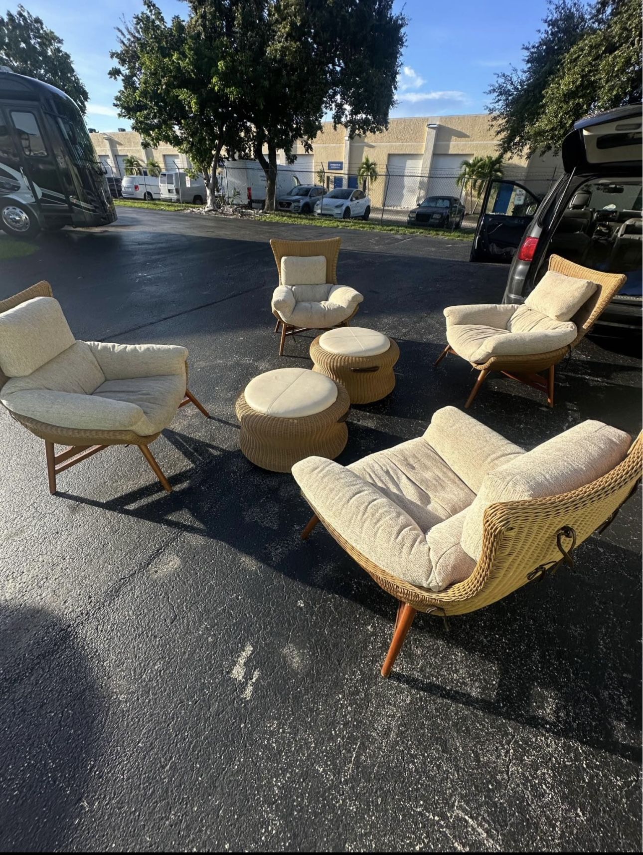 Big Chairs + Ottomans SET Excellent quality perfect conditions