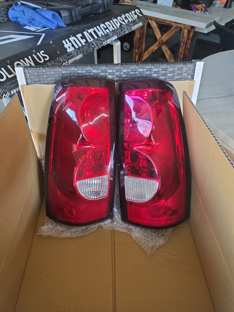 03-06 Chevy Silverado Tailights