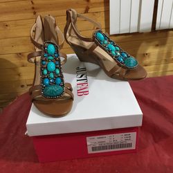 Ladies shoes size 7 but fits like a 7.5