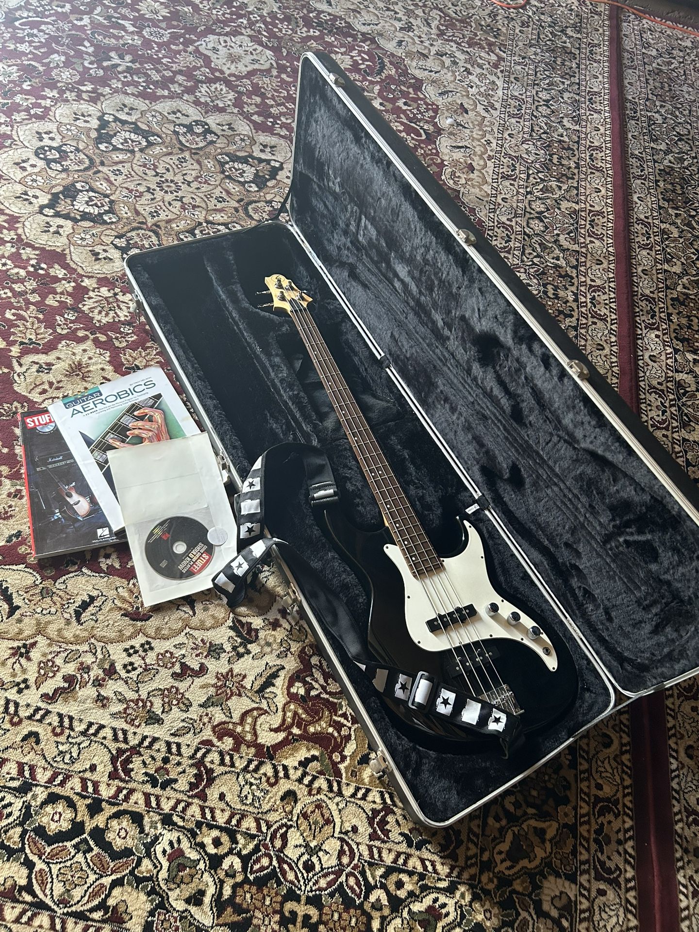 Beautiful 😻 Samick Greg Bennett Fairlane Black / White Bass