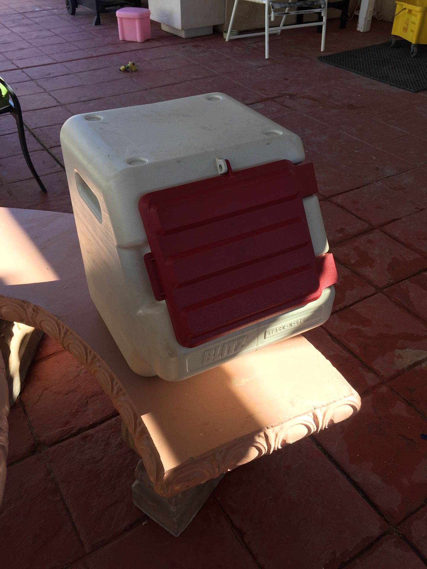 Dog food container