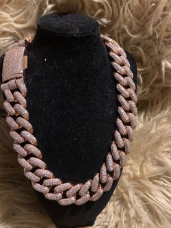 Beautiful heavy iced out thick 22in rosegold Cuban link chain