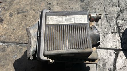 Chevy 5.3 Liter Air Cleaner box, Complete From a 2002 Suburban, Fits Tahoe, Yukon, Silverado, Sierra, Avalanche