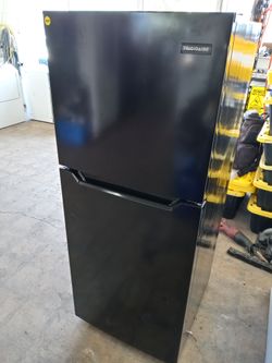 Frigidaire 24" black top freezer refrigerator - Free delivery