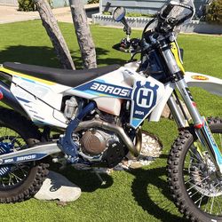 2023 Husqvarna FE 501s – Street Plated – 5.2 Miles – Like New