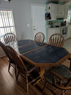 Well-Maintained solid oak table and chairs