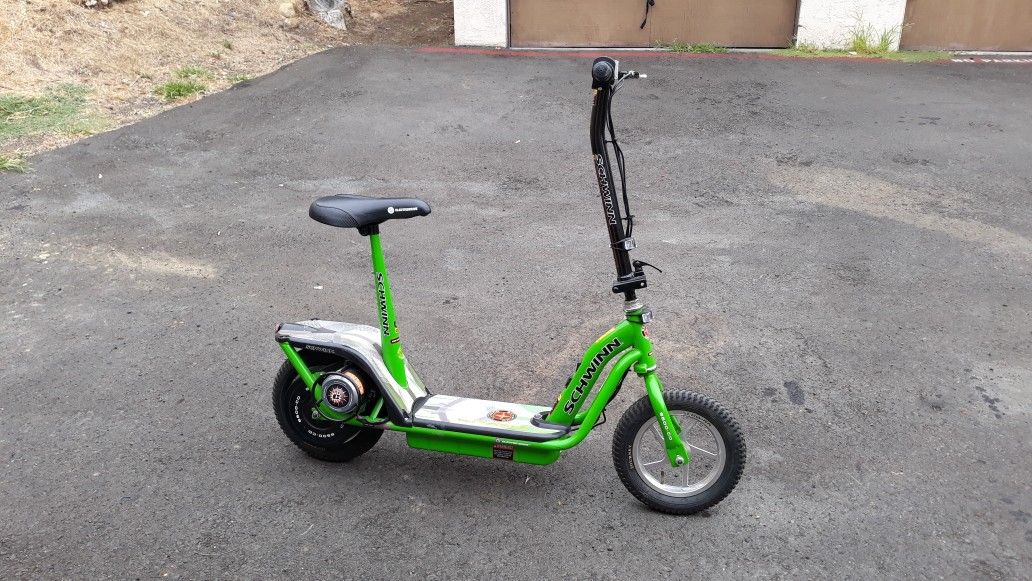 Schwinn S500 electric scooter