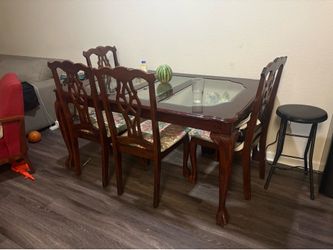 Table and chairs set