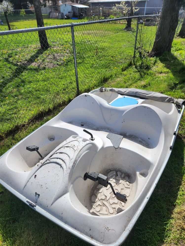 sundolphin pedal boat w/ canopy