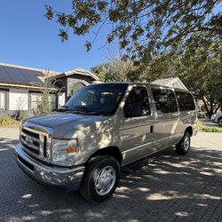 2012 Ford E350 Super Duty Passenger Van – XLT