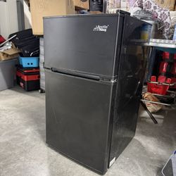 Arctic King 3.2 cu ft Mini Fridge with Freezer + Rolling Stand – ENERGY STAR