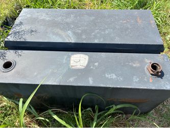 LUND GAS TANK / TOOL BOX