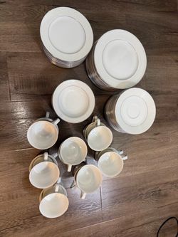 Vintage porcelain set of plates and cups by Style House (Brocade pattern, made in Japan in the 1960s).