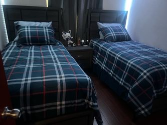 Camas individuales  y mesa de centro