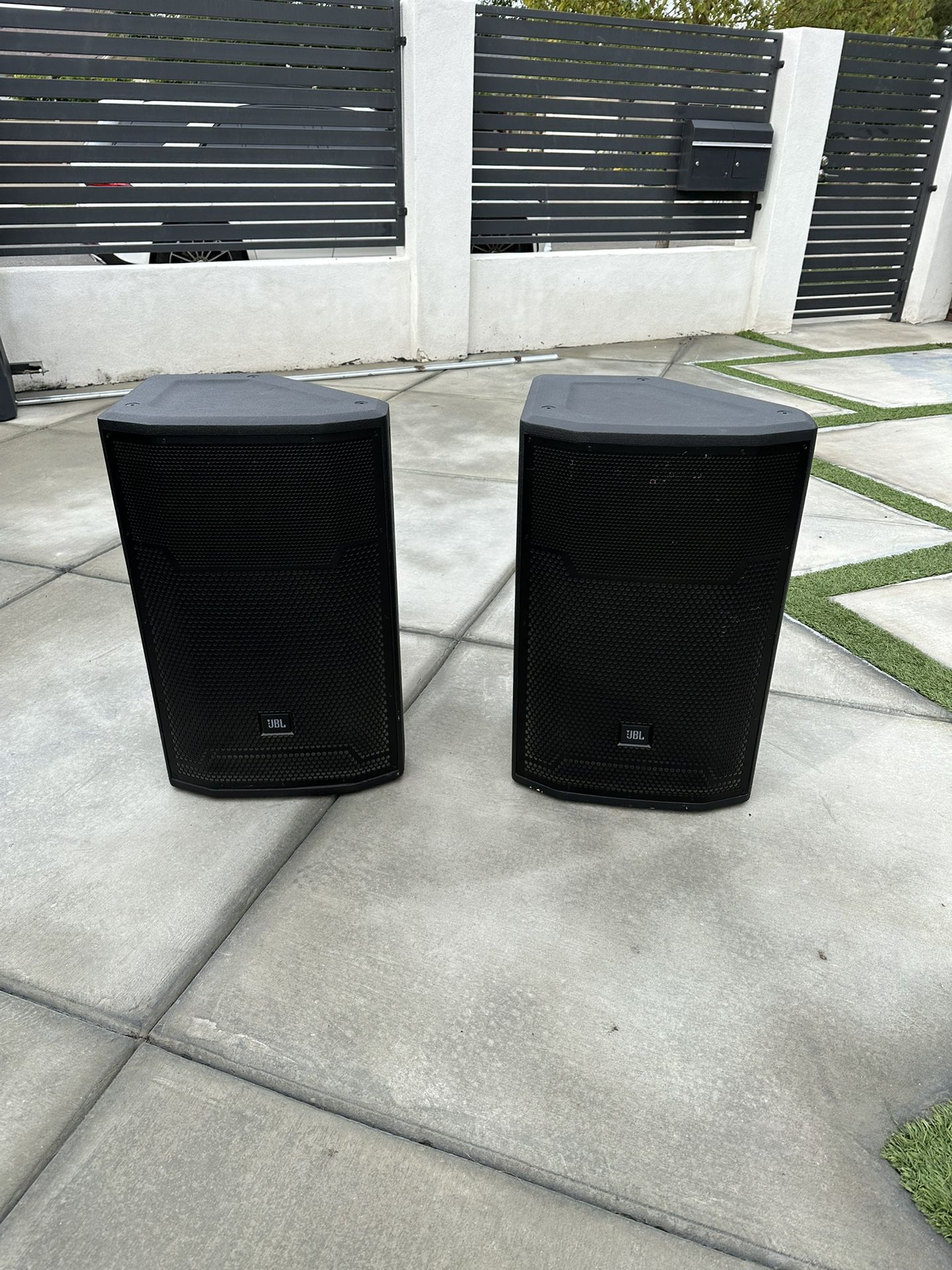 JBL PRX715 15" Powered 2-Way Speaker: