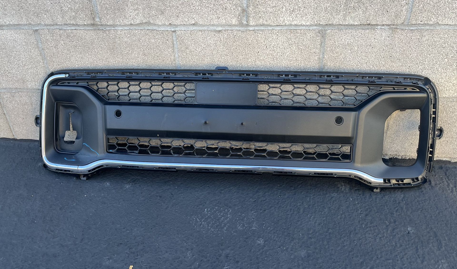 2021-2024 Jeep Grand Cherokee front Bumper Lower Grille Oem