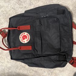 Black Fjällräven Kanken backpack 
