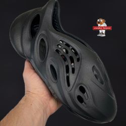 Yeezy Foam RNNR Onyx Size 5