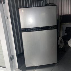 INSIGNIA MINI FRIDGE