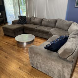 Beautiful Sectional couch with Chaise - Seat 6+ 