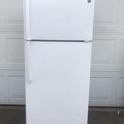 GE Refrigerator  W-29” D-29,5” H-67”