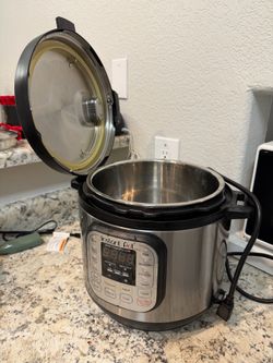 8 quart Instant Pot with accessories