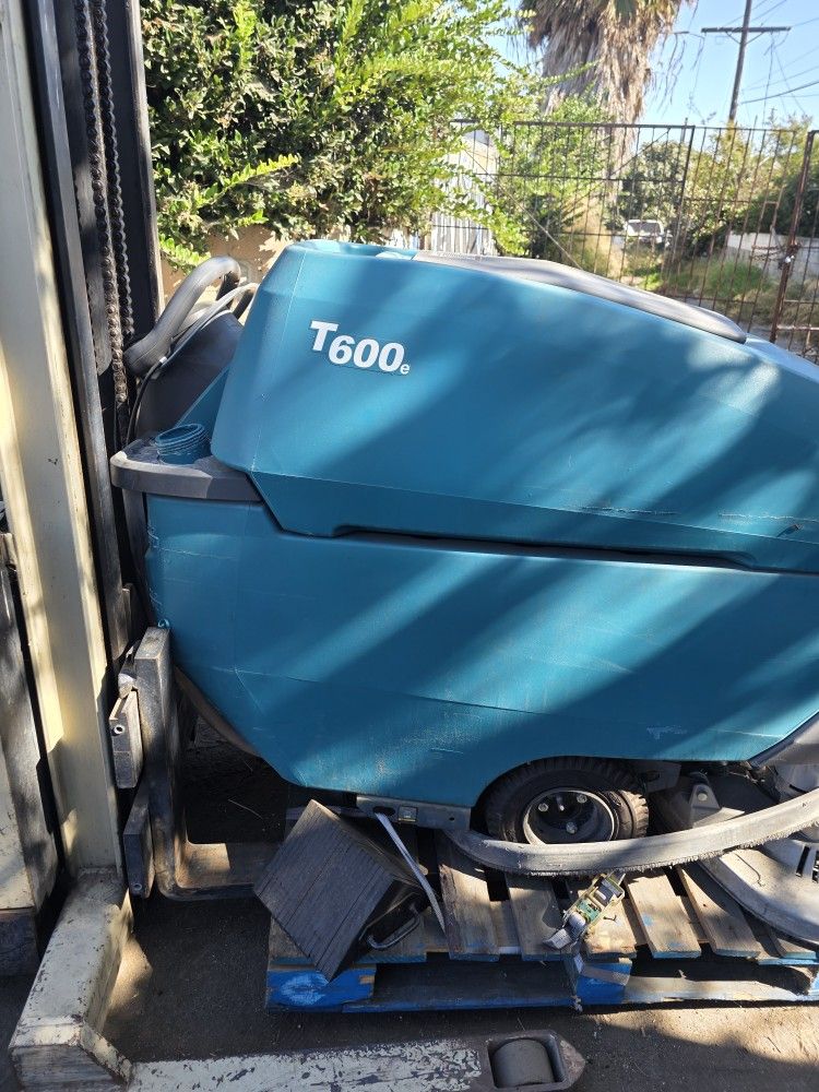 Tennant T600e 32" Disk Floor Scrubber