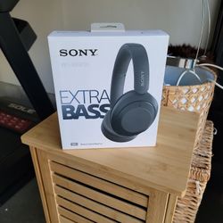Sony Noise Cancelling Headphones (YY2951)