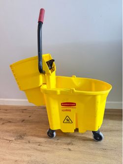 Rubbermaid Commercial WaveBrake Mop Bucket with Wringer