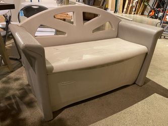 RUBBERMAID 32 Gallon Resin Patio Storage Bench